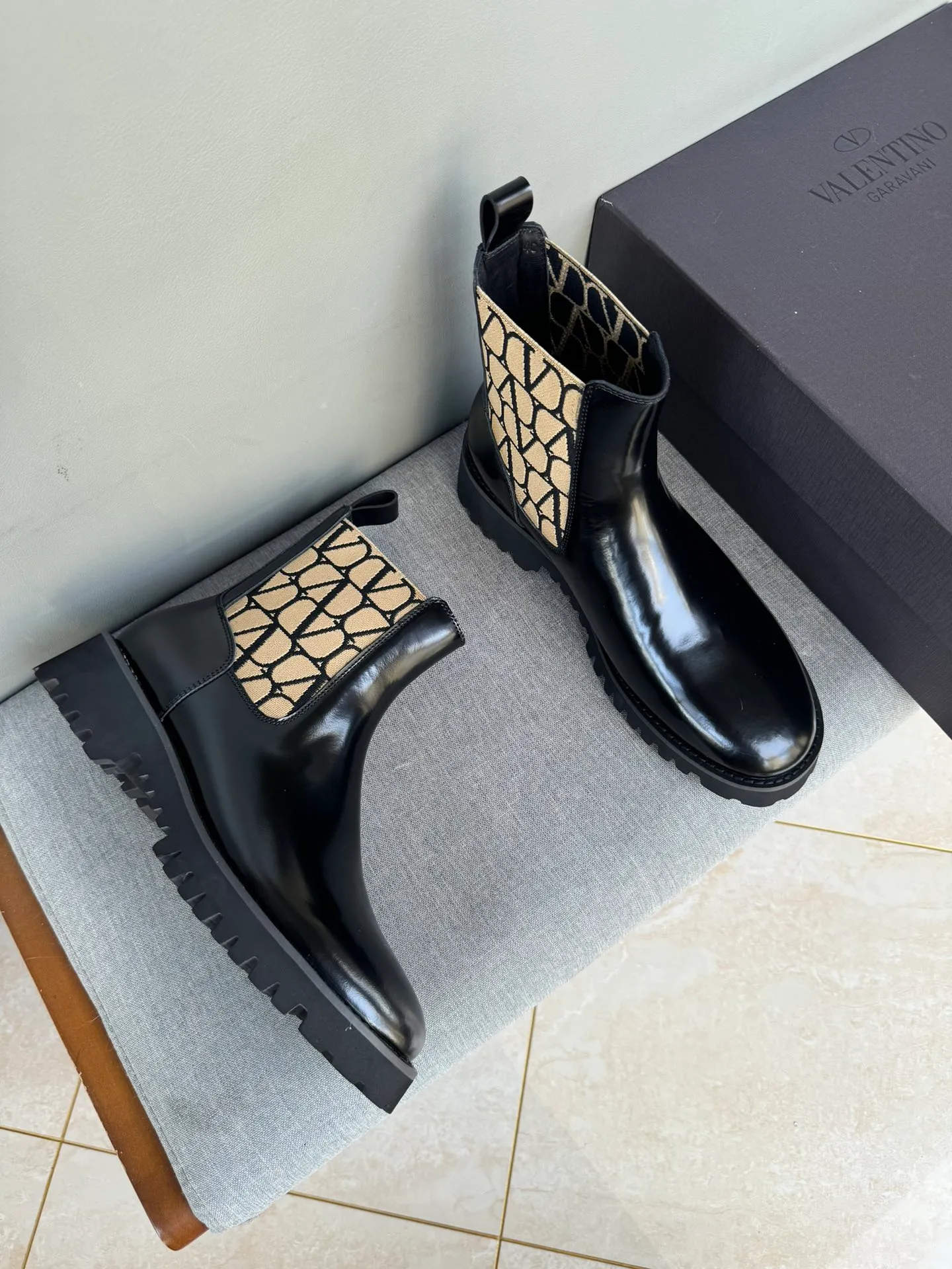 [Valentino] Top P: 1000💰 Size: Men 39-44 (45 customized) Valentino VLTN casual shoes 2025 latest winter series, original 1:1 development Casual men's leather shoes Made with heavy investment, shoes and boots are made of imported cowhide that is not easy to deform, black cowhide lining, original foam outsole, black open edge beads, black suede, brown suede Factory craftsmanship, perfect products are only prepared for you who know taste! Any comparison is welcome!